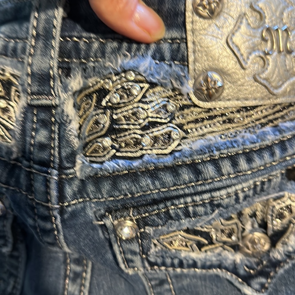 Miss me Jeans in a light denim all rhinestones in tact. A size 29 - Picture 6 of 7
